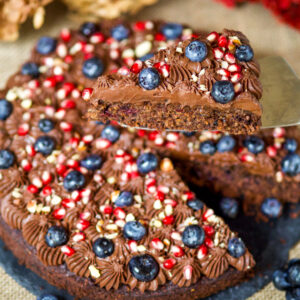 Wegańskie ciasto daktylowe z kremem czekoladowym