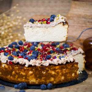 Ciasto sernik baskijski z kremem karmelowym