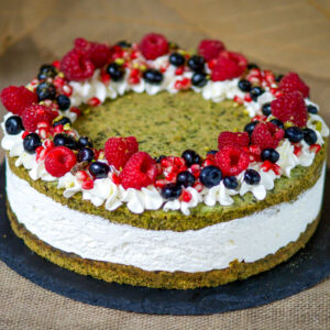 TORCIK SZPINAKOWY Z ŻELKĄ MALINOWĄ I KREMEM ŚMIETANKOWYM