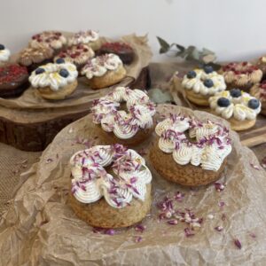 Donut waniliowy z czarną porzeczką i kremem waniliowym