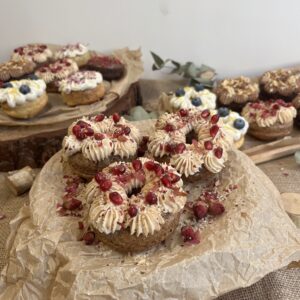 Donut jabłkowy z kremem karmelowym