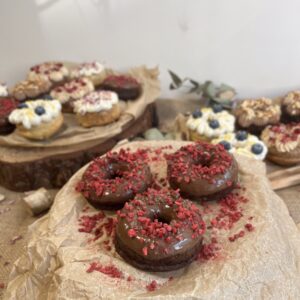 Donut czekoladowy z maliną