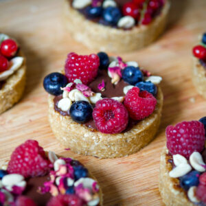 Wegańska tarteletka snikers