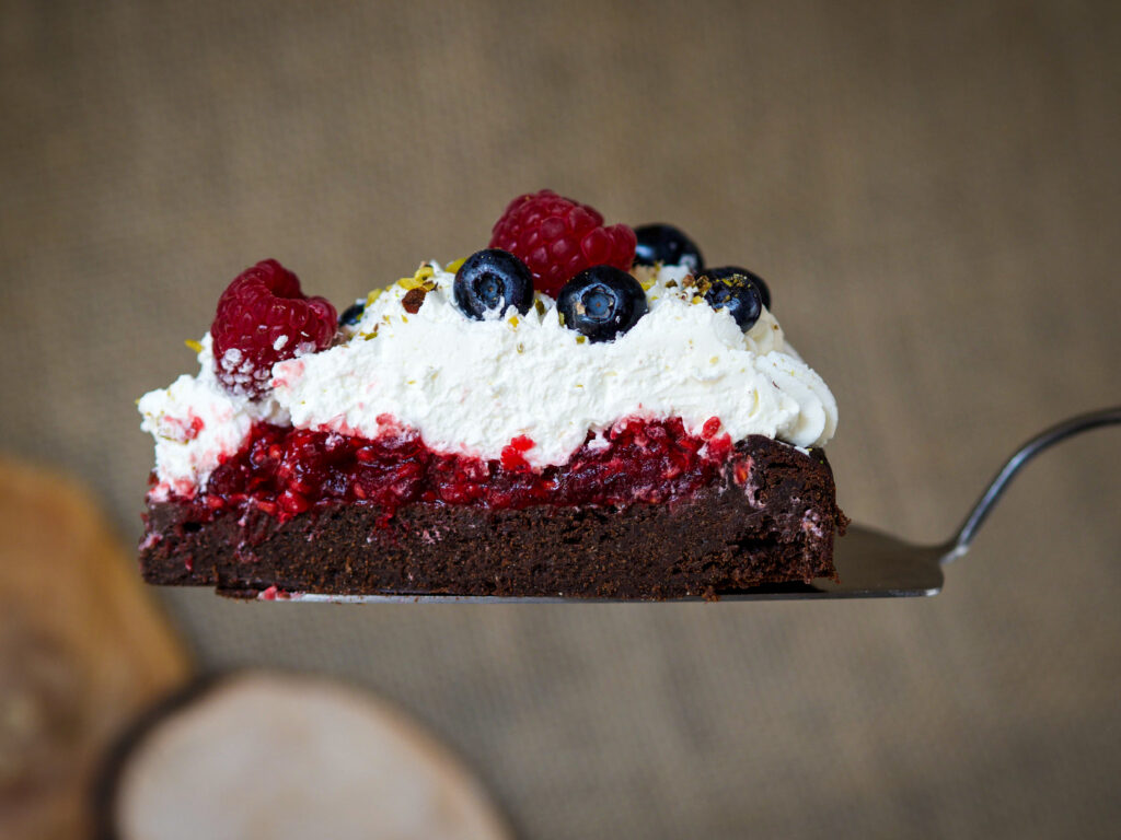 Ciasto brownie z konfiturą malinową i kremem