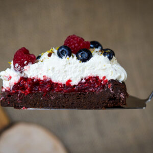 Ciasto brownie z konfiturą malinową i kremem