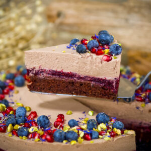 Ciasto czekoladowe z czarną porzeczka i kremem czekoladowym