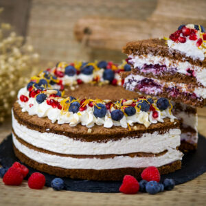 Torcik dyniowy z kremem i owocami leśnymi