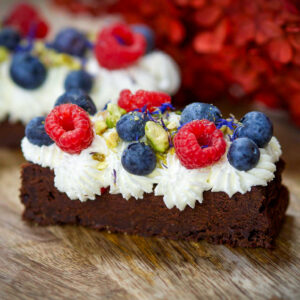 Bezglutenowe brownie z konfiturą, kremem i owocami