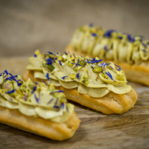 Ekler z kremem pistacjowym