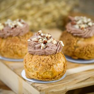 Ptyś czekoladowo-orzechowy z kremem karmelowym