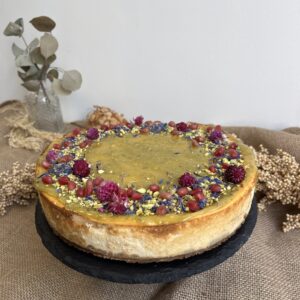 SERNIK KLASYCZNY NA KRUCHYM SPODZIE Z GANACHE PISTACJOWYM